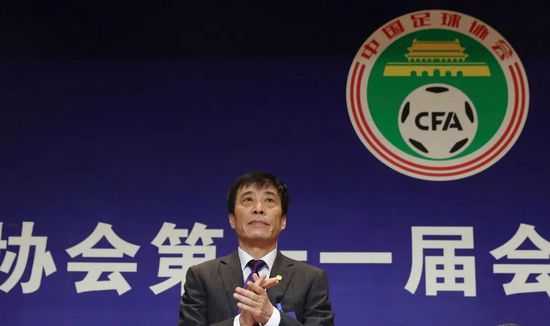 利物浦在这场比赛中是处于优势的地位，所以曼联选择防守反击的踢法来与之对抗也并不奇怪。